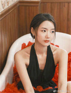《电击小子全集播放-美女露胸和屁屁股》